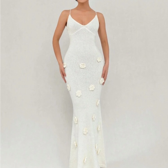 Elegant White Sweater Maxi Dress with Rosette applique - Picture 2 of 9